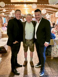 Philipp Schwarz und Florian Klietsch gratulieren Thomas Weingärtner zum 60. Geburtstag